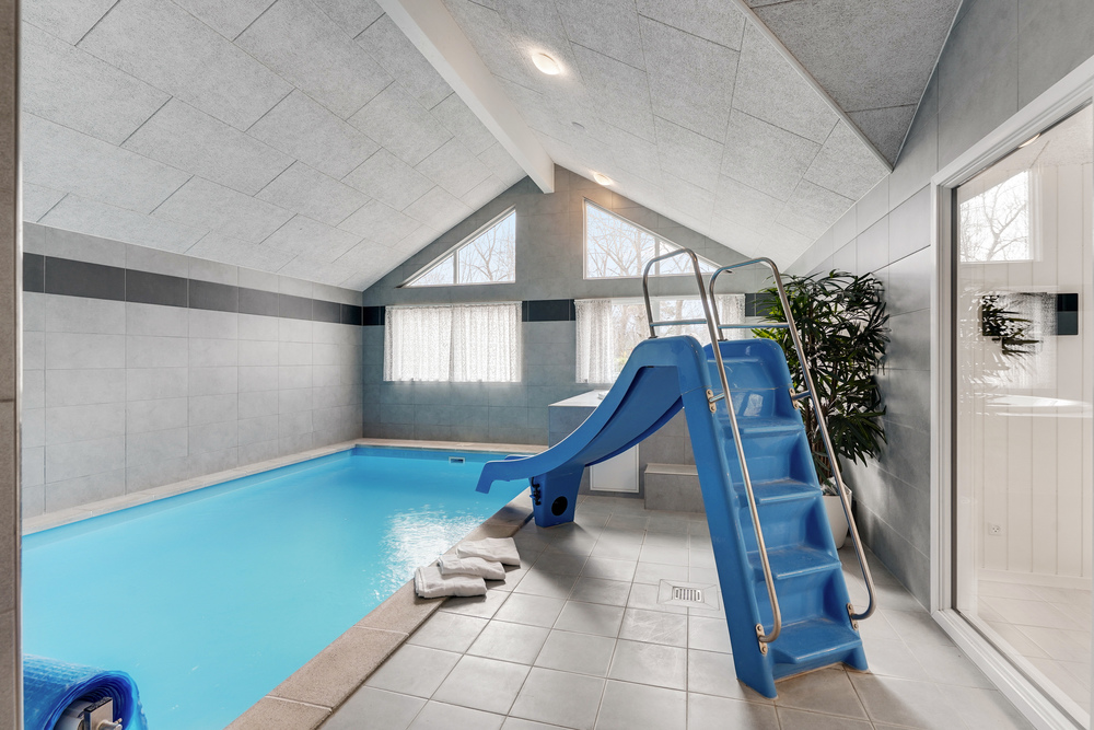 Sommarstuga 502 är inredd med en smakfull poolavdelning som har vattenrutschbana, ett stort inbyggt spapad och bastu