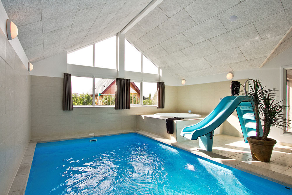 Poolavdelningen innehåller utöver 15 m2 swimmingpool med vattenrutschbana, även ett 4-6 persons spa bad och bastu