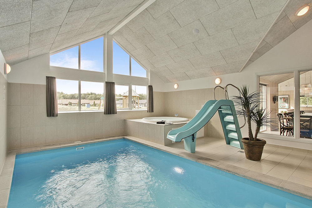 I husets egna pool kan det badas i timvis för att därefter koppla av i husets bastu eller spa bad