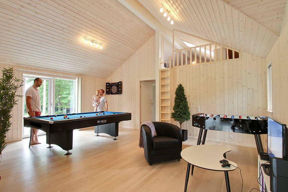 I aktivitetsrummet kan man utmana varandra i en omgång biljard, bordtennis eller dart