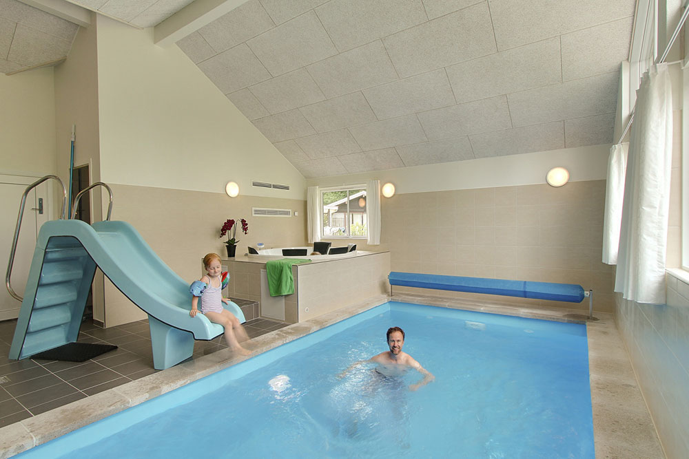 I den inbjudande poolavdelningen kan både barn och vuxna roa sig i timvis