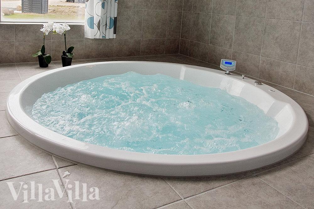 I det eleganta spa badet kan man riktigt koppla av efter en händelserik semesterdag