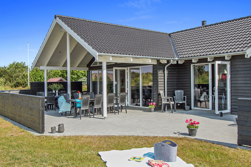 Huset har en stor terrass där det kan grillas och umgås. För de minsta gästerna finns gungor och sandlåda i trädgården
