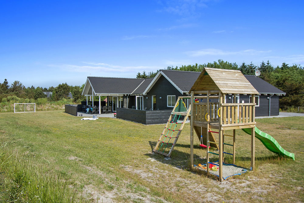 Till den trevliga sommarstugan nr 311 i Vestjylland erbjuds en mängd utomhusaktiviteter, t.ex. lektorn och gungor