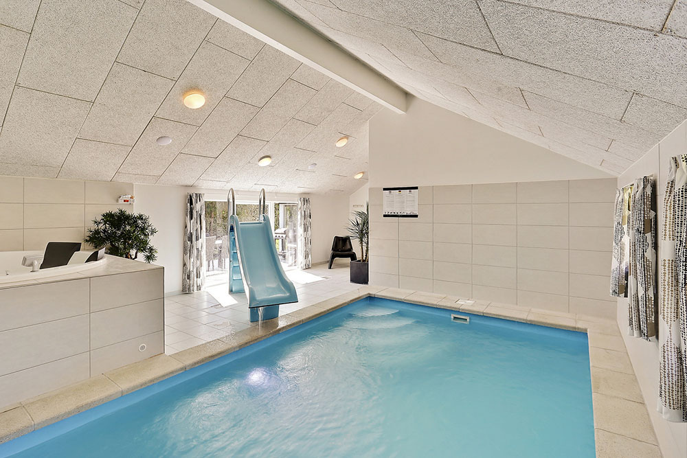 Badglada gäster kan utnyttja husets pool med vattenrutschbana och motströmsanläggning