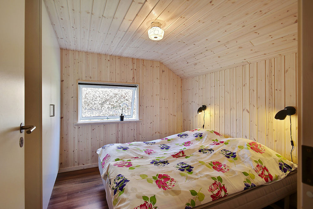 Sovrummen är ljusa och inbjudande med boxmadrasser och inbyggda garderober