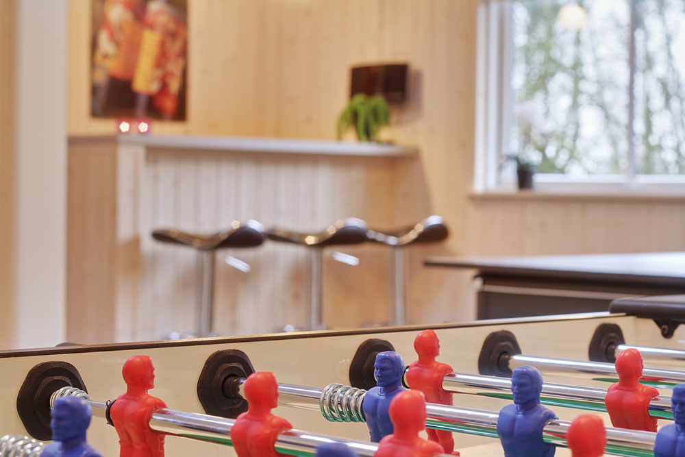 I husets aktivitetsrum är det inrättat en mysig bar med kylskåp där man kan mixa drinkar eller servera kalla drycker till de spelande
