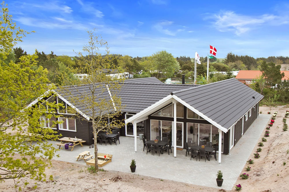Detta praktfulla lyxsommarhus ligger nära semesterorten Henne, som även är känd för sin fantastiska sandstrand