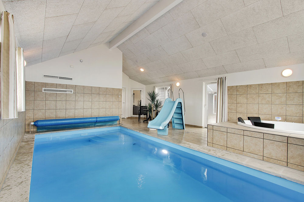 Pool med rutschkana är ett paradis för vatten älskare
