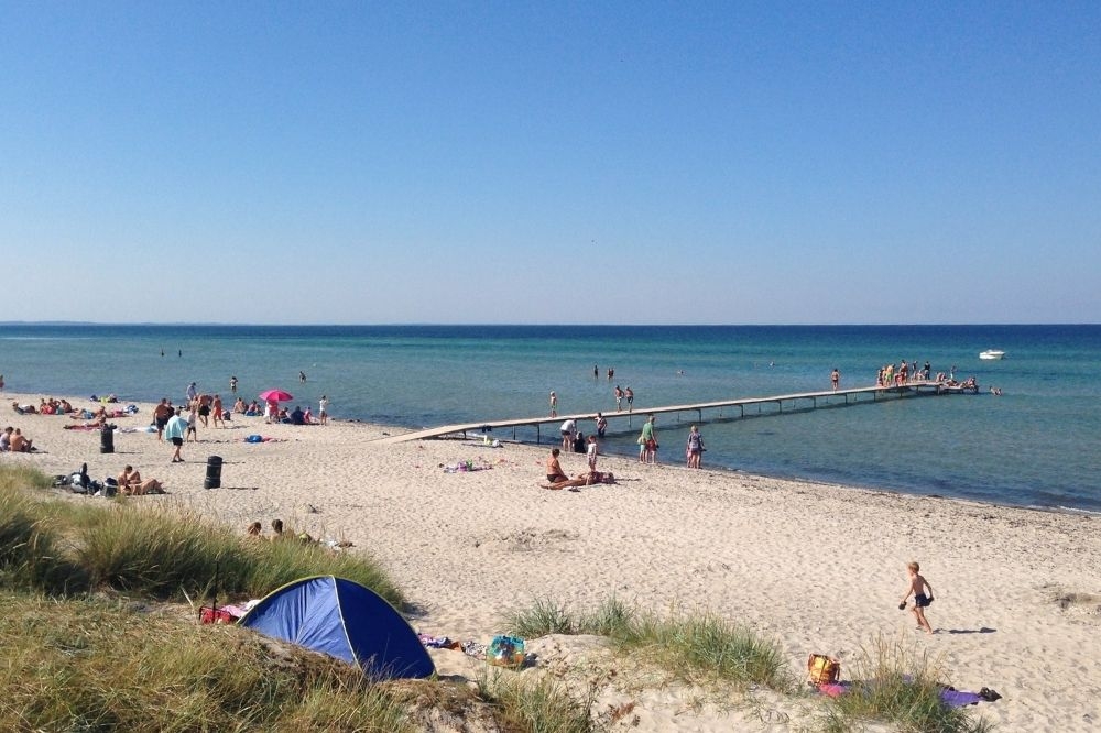 Stranden i närheten av lyxhus 320.