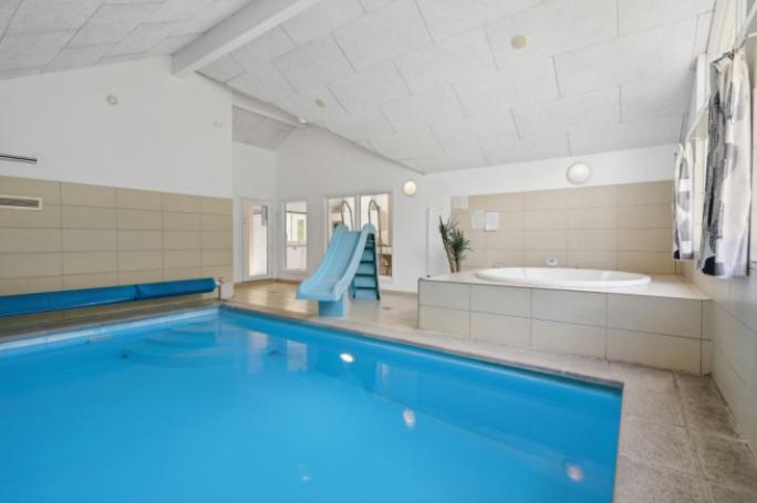 Sommarstuga 320 är inredd med en smakfull poolavdelning som har vattenrutschbana, ett stort inbyggt spapad och bastu