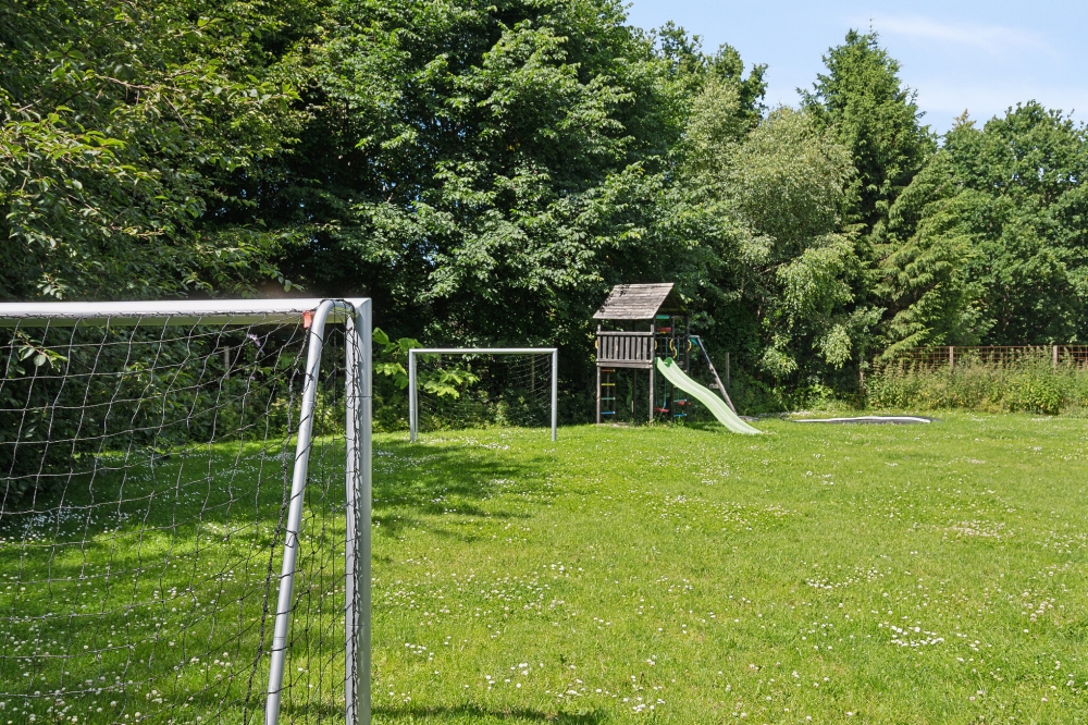 Till den trevliga sommarstugan nr 320 i Østjylland erbjuds en mängd utomhusaktiviteter, t.ex. lektorn och gungor