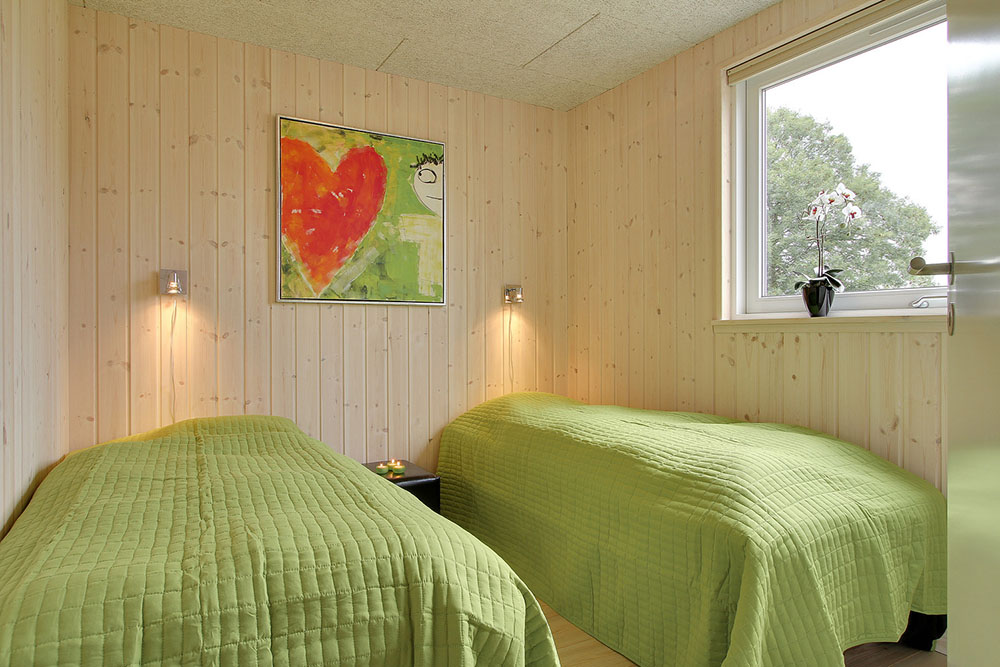 Ett av de 7 utmärkta sovrummen i lyxstuga nr 319 i Fyn och öar.