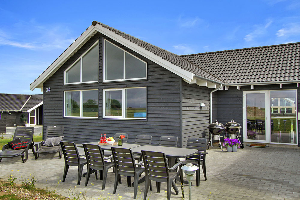 Njut av en grillkväll på terrassen i lyxstuga nr 319 i Fyn och öar