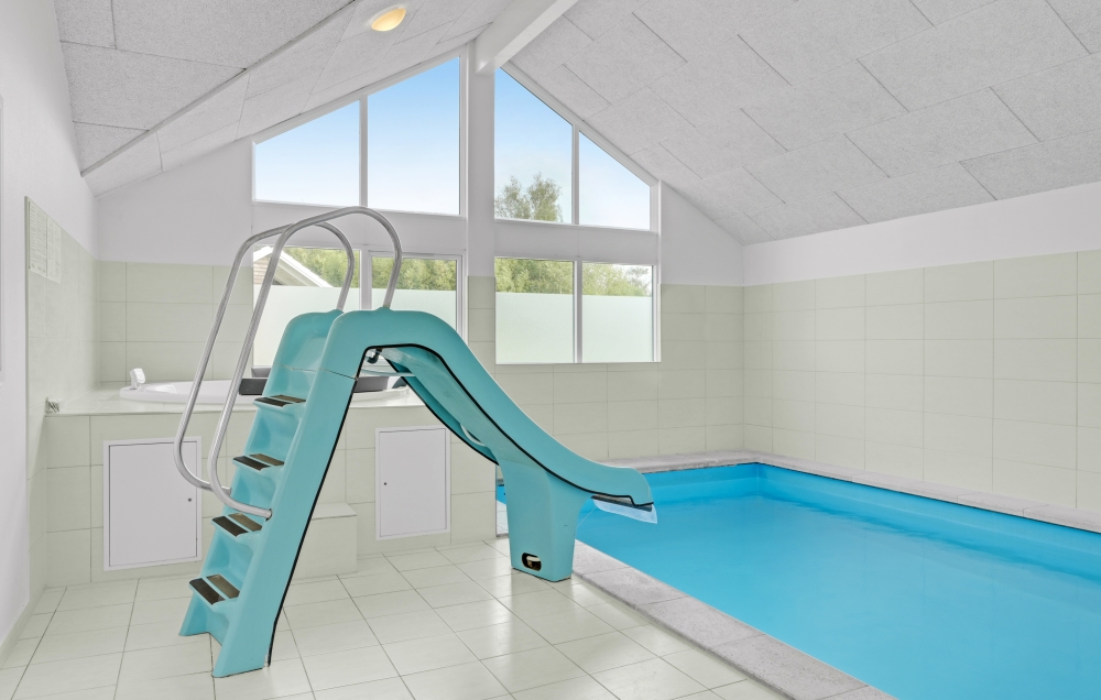 Den härliga poolen i lyxstuga nr 323 för 16 personer