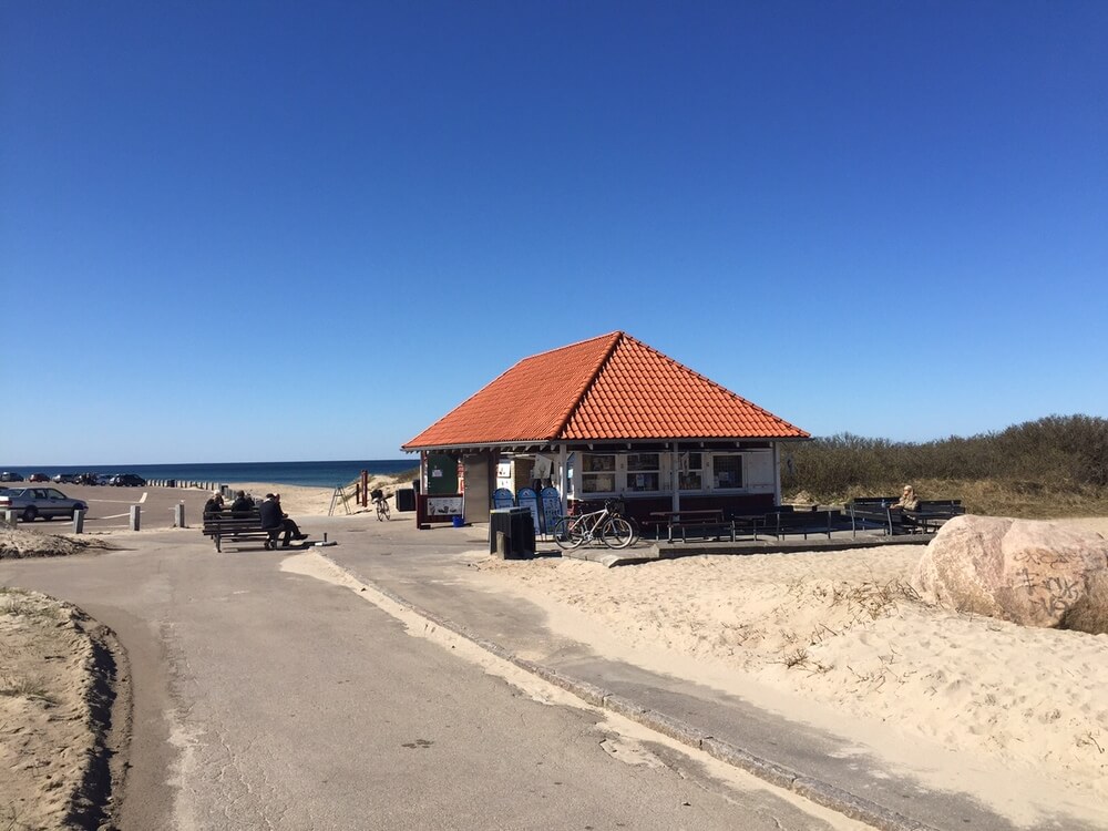 Den vackra stranden i närheten av lyxhus 323 vid Nordsjälland.