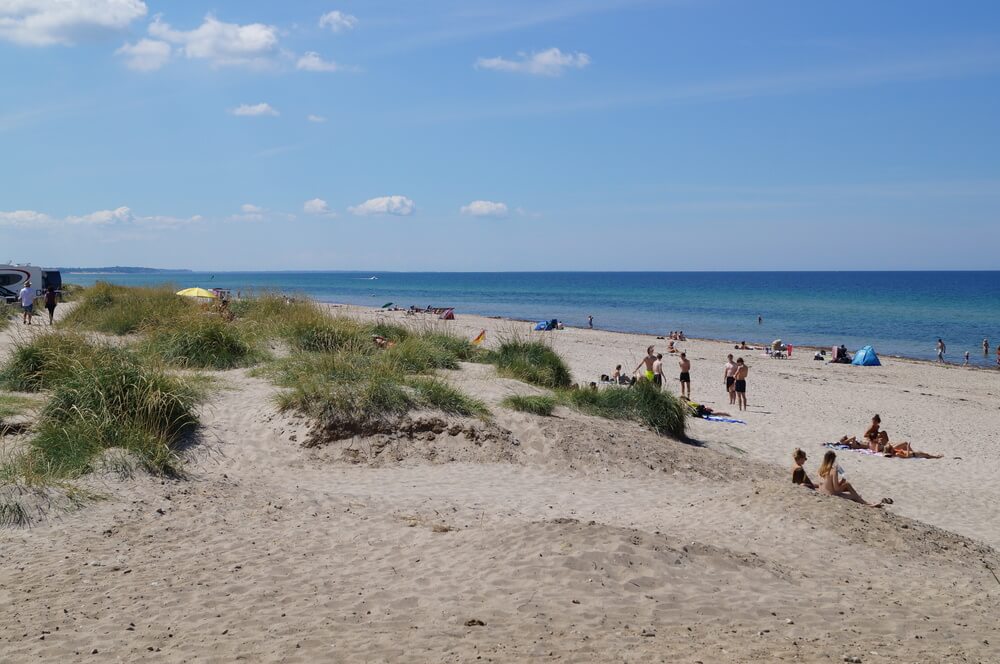 Stranden i närheten av lyxhus 323 i Nordsjälland bjuder in till en promenad.