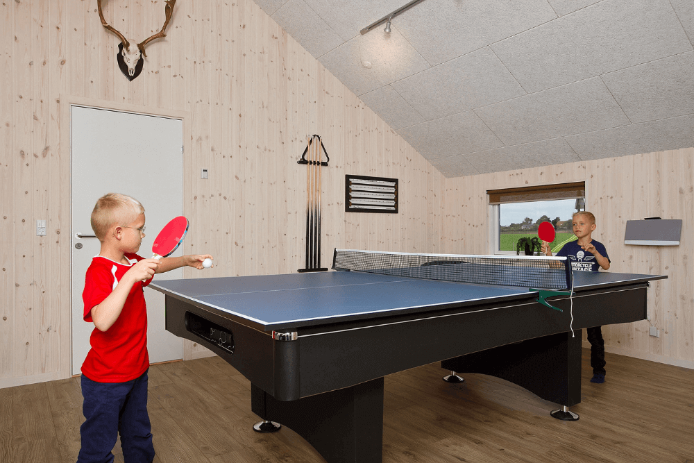 Förutom de många timmar som du kan tillbringa i stugans poolavdelning erbjuder lyxstuga 327 även biljard, bordtennis och dart