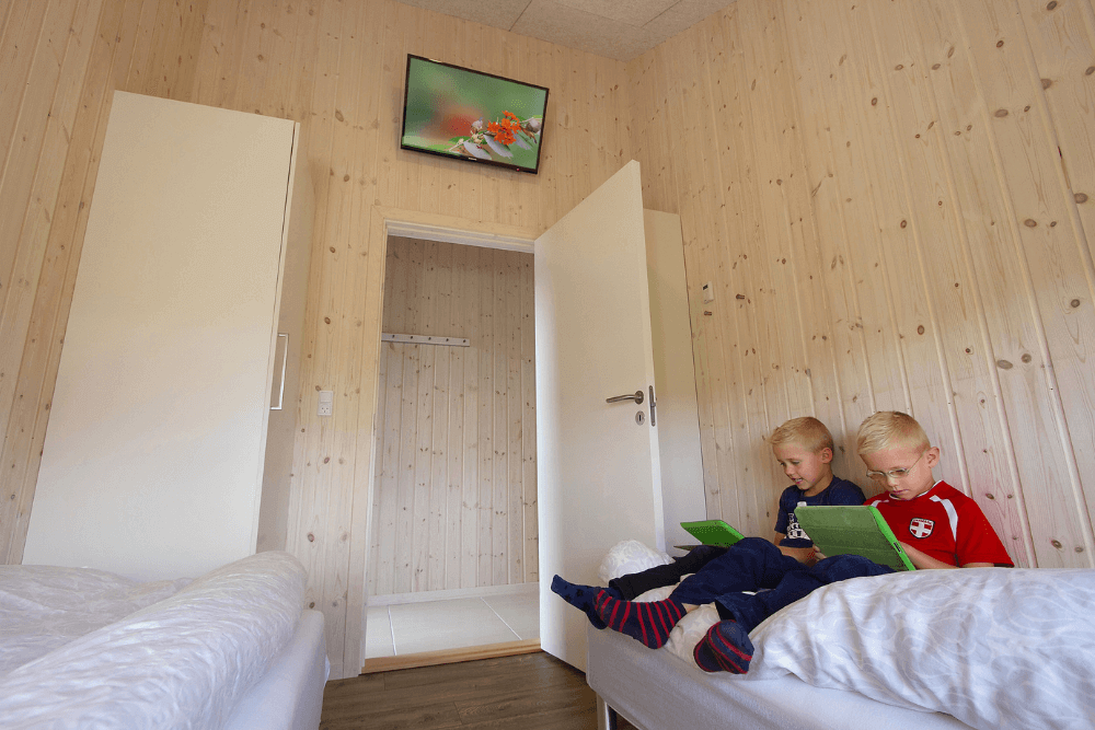 Ett av de 5 utmärkta sovrummen i lyxstuga nr 327 i Fyn och öar.