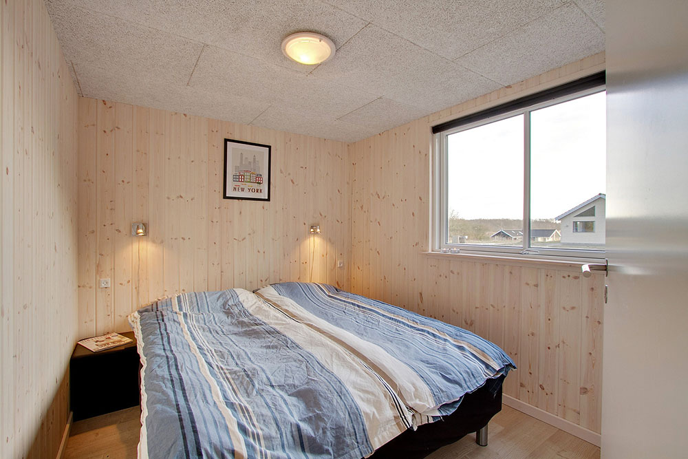Ett av de 6 utmärkta sovrummen i lyxstuga nr 334 i Østjylland.