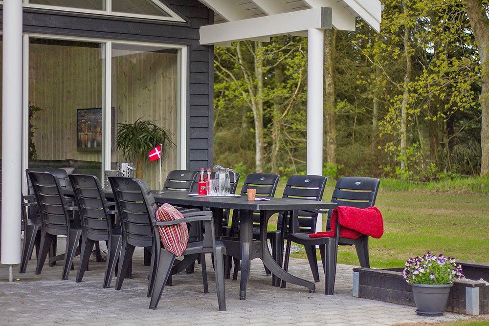 Njut av en grillkväll på terrassen i lyxstuga nr 334 i Østjylland