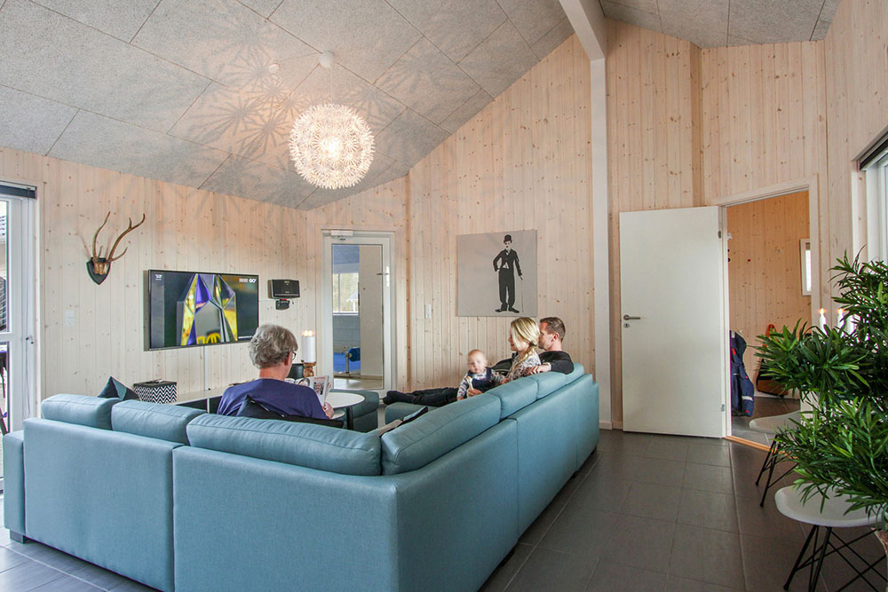 Det stora ljusa vardagsrummet i lyxstuga nr 335 för 24.