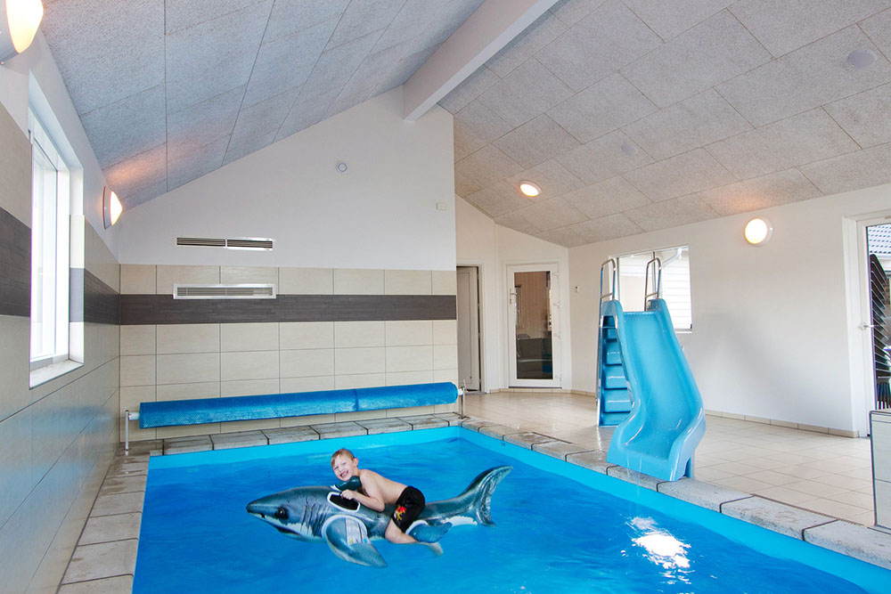 Den härliga poolen i lyxstuga nr 335 för 24 personer