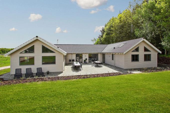 Denna stora lyxstuga på Djursland ligger nära den barnvänliga stranden i Fjellerup, Djursland Sommerland och Randers regnskog