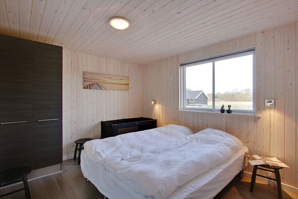 Ett av de 9 utmärkta sovrummen i lyxstuga nr 335 i Østjylland.