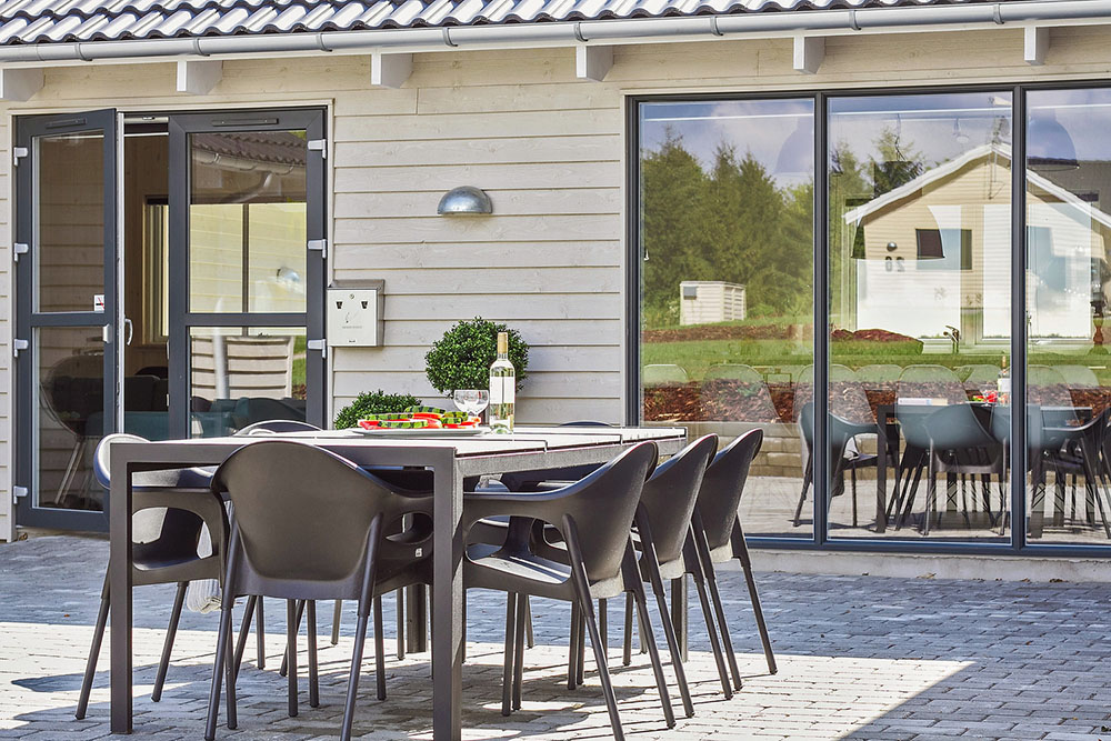 Lyxstuga nr 335 har en härlig terrass med sköna trädgårdsmöbler för 24 personer.