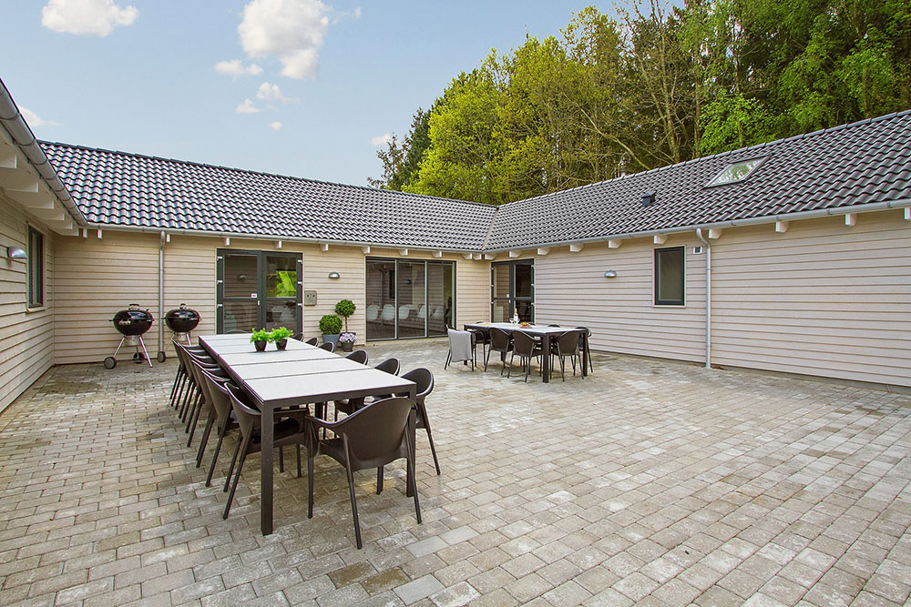 Njut av en grillkväll på terrassen i lyxstuga nr 335 i Østjylland