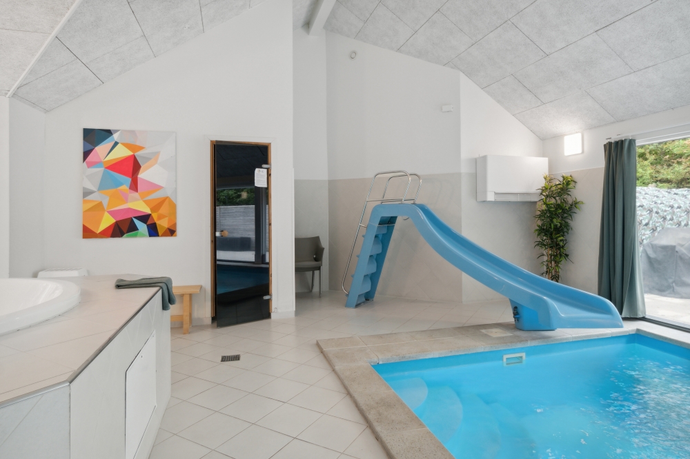 Den härliga poolen i lyxstuga nr 339 för 16 personer