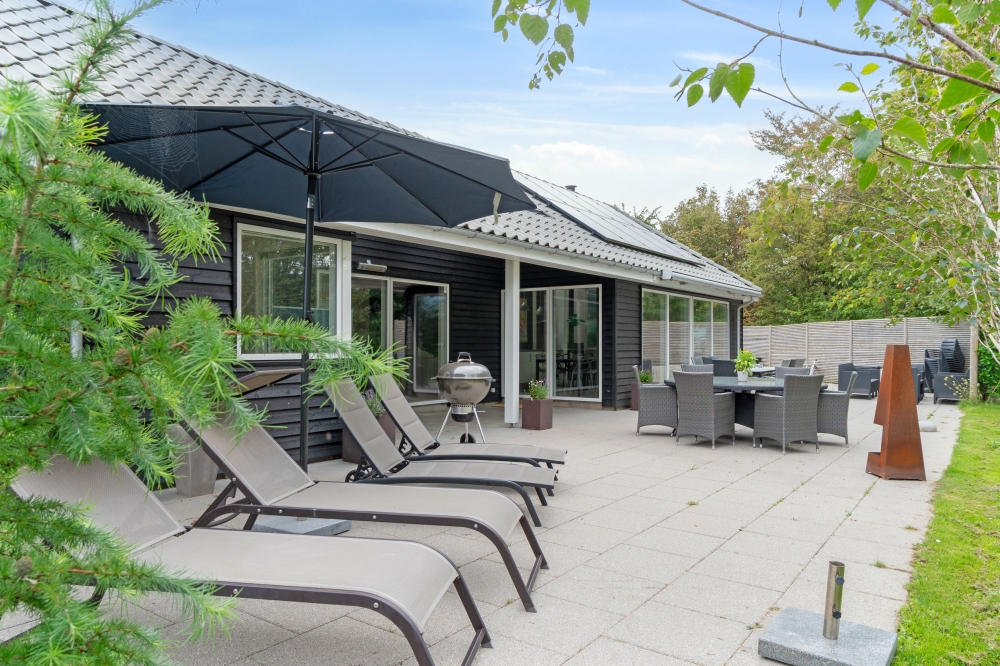 Njut av en grillkväll på terrassen i lyxstuga nr 339 i Nordsjälland