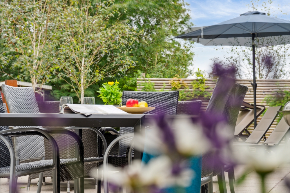 På terrassen i sommarhus nr 339 finns det plats för upp till 16 gäster.