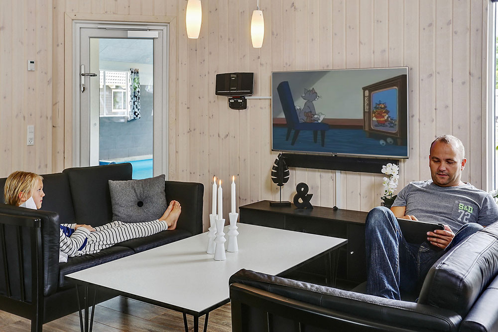 Vardagsrummet i lyxstuga nr. 346 har plats för 22 personer.