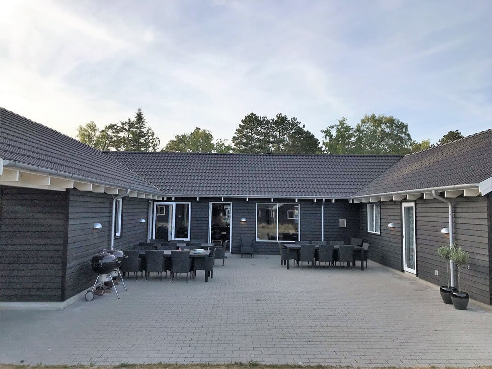 Lyxstuga nr 346 har en härlig terrass med sköna trädgårdsmöbler för 22 personer.