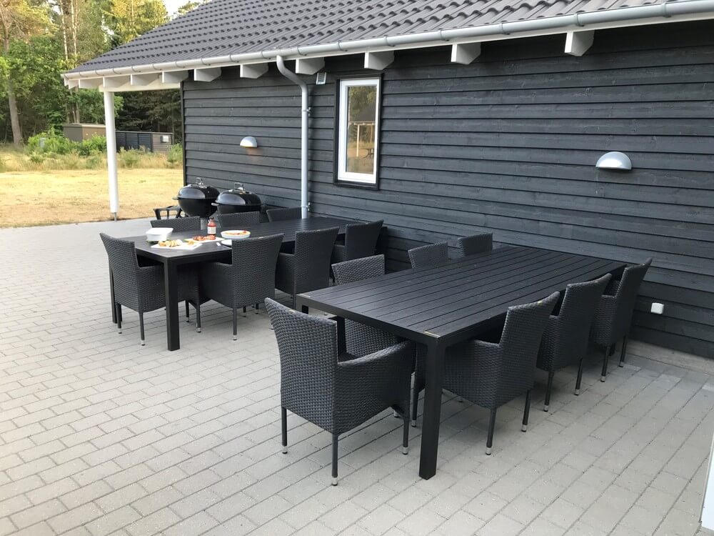 På terrassen i sommarhus nr 346 finns det plats för upp till 22 gäster.