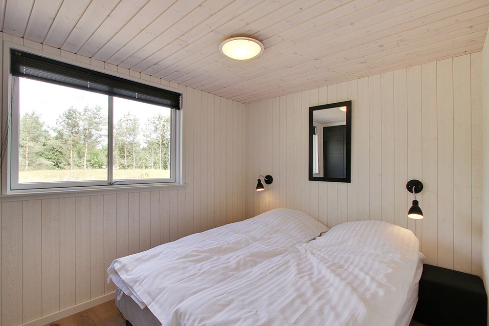 Ett av de 7 utmärkta sovrummen i lyxstuga nr 347 i Bornholm.