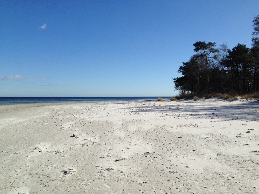Stranden i närheten av lyxhus 347 i Bornholm bjuder in till en promenad.