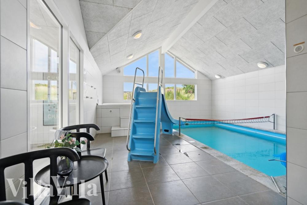 Den härliga poolen i lyxstuga nr 348 för 20 personer