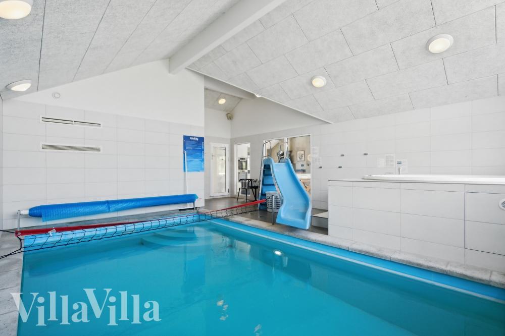 Sommarstuga 348 är inredd med en smakfull poolavdelning som har vattenrutschbana, ett stort inbyggt spapad och bastu