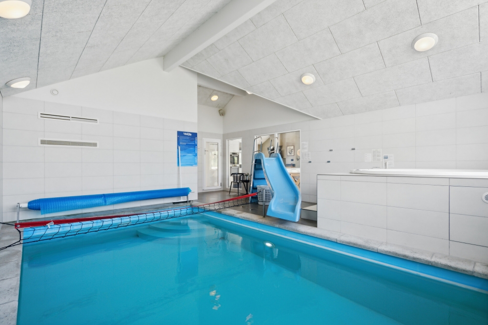 Sommarstuga 348 är inredd med en smakfull poolavdelning som har vattenrutschbana, ett stort inbyggt spapad och bastu