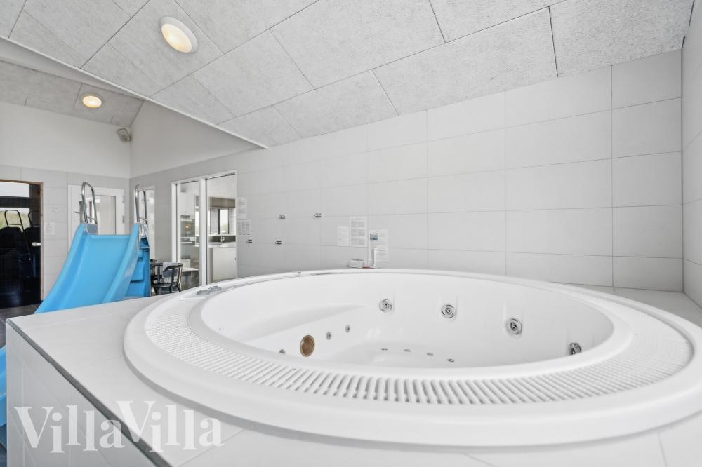 Lyxstuga nr 348 erbjuder bland annat ett härligt spabad