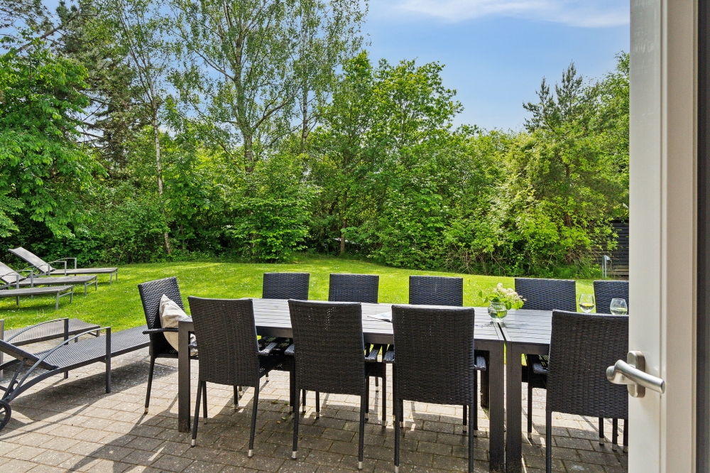 Njut av en grillkväll på terrassen i lyxstuga nr 352 i Nordsjälland