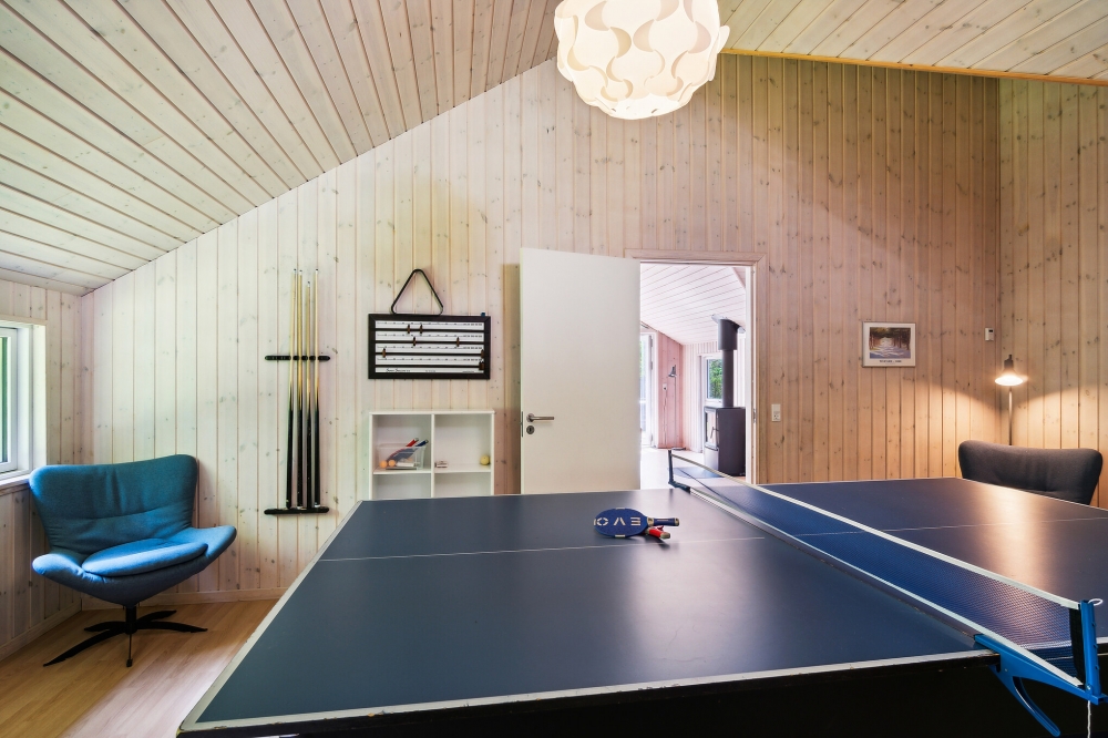 Förutom de många timmar som du kan tillbringa i stugans poolavdelning erbjuder lyxstuga 352 även biljard, bordtennis och dart