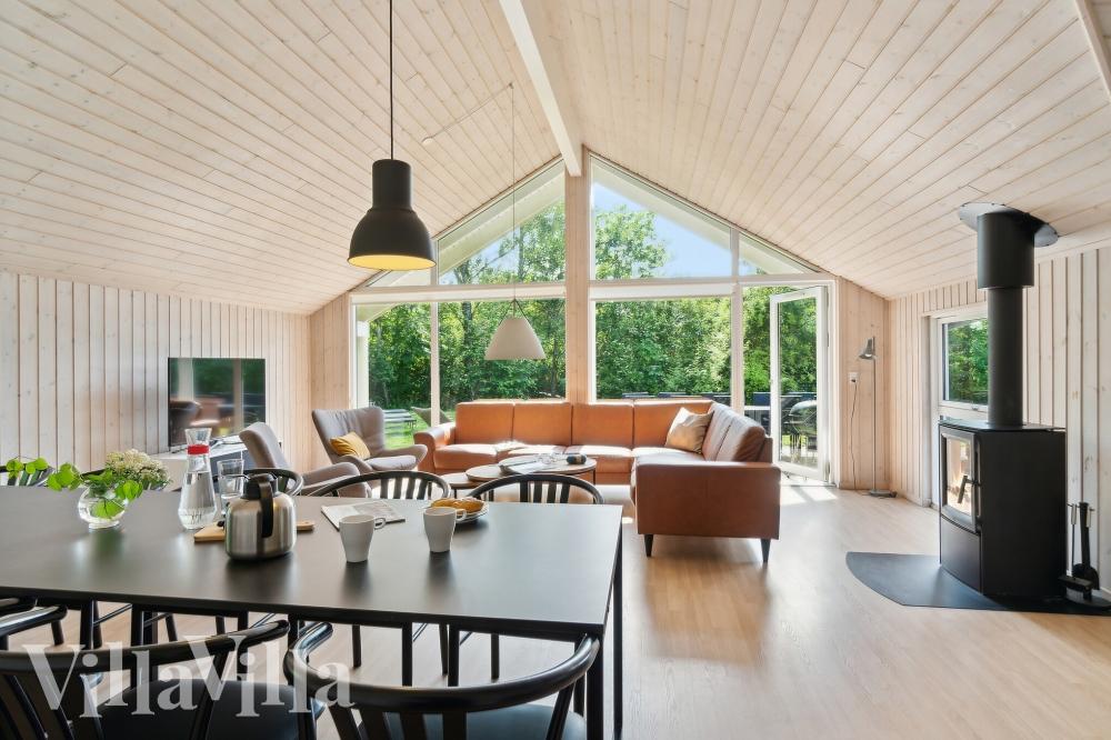 Det stora ljusa vardagsrummet i lyxstuga nr 352 för 14.