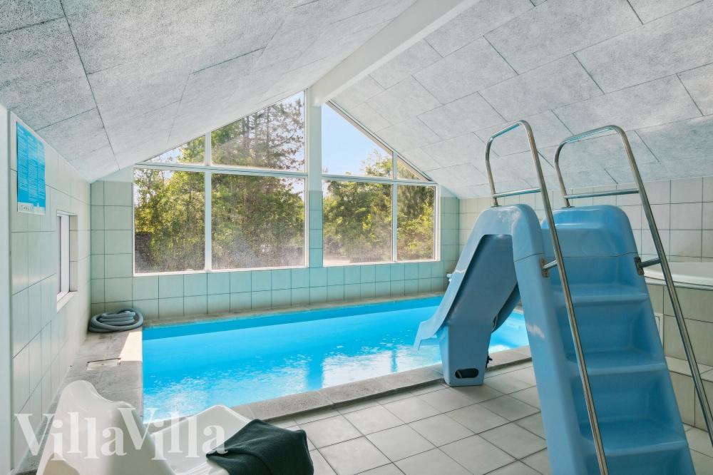 Sommarstuga 352 är inredd med en smakfull poolavdelning som har vattenrutschbana, ett stort inbyggt spapad och bastu