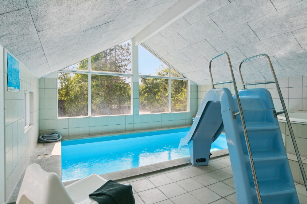 Sommarstuga 352 är inredd med en smakfull poolavdelning som har vattenrutschbana, ett stort inbyggt spapad och bastu