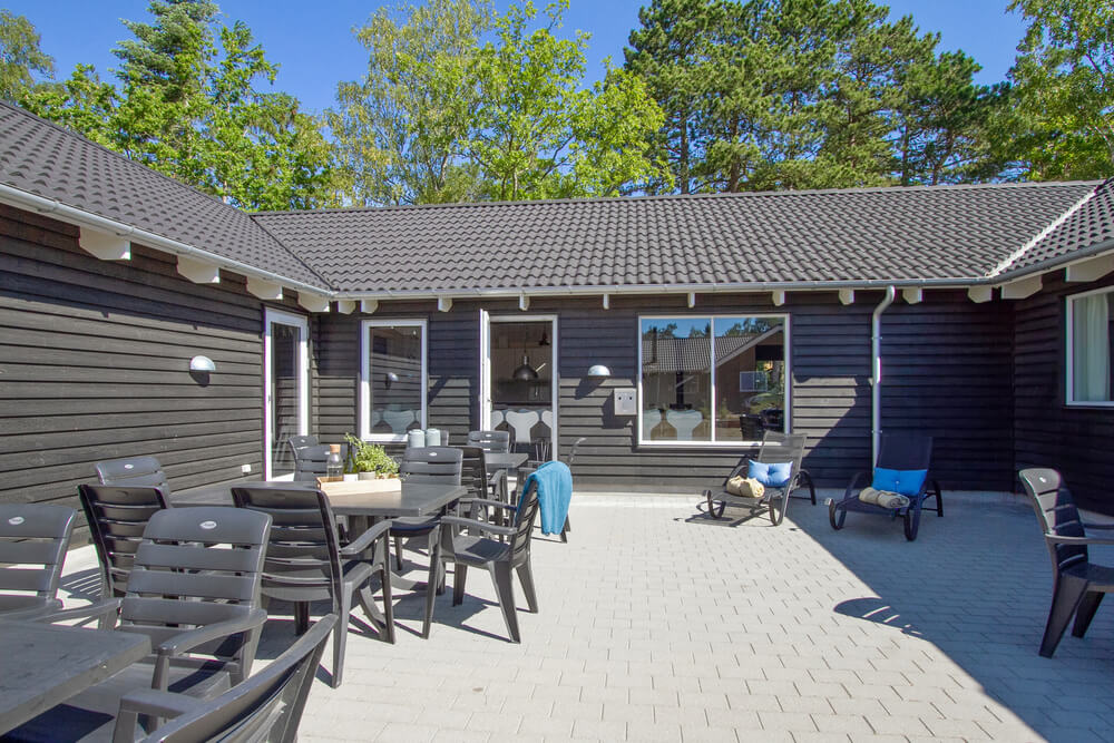 På terrassen i sommarhus nr 351 finns det plats för upp till 22 gäster.