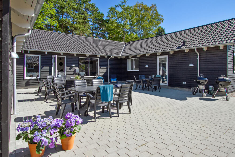 Lyxstuga nr 351 har en härlig terrass med sköna trädgårdsmöbler för 22 personer.